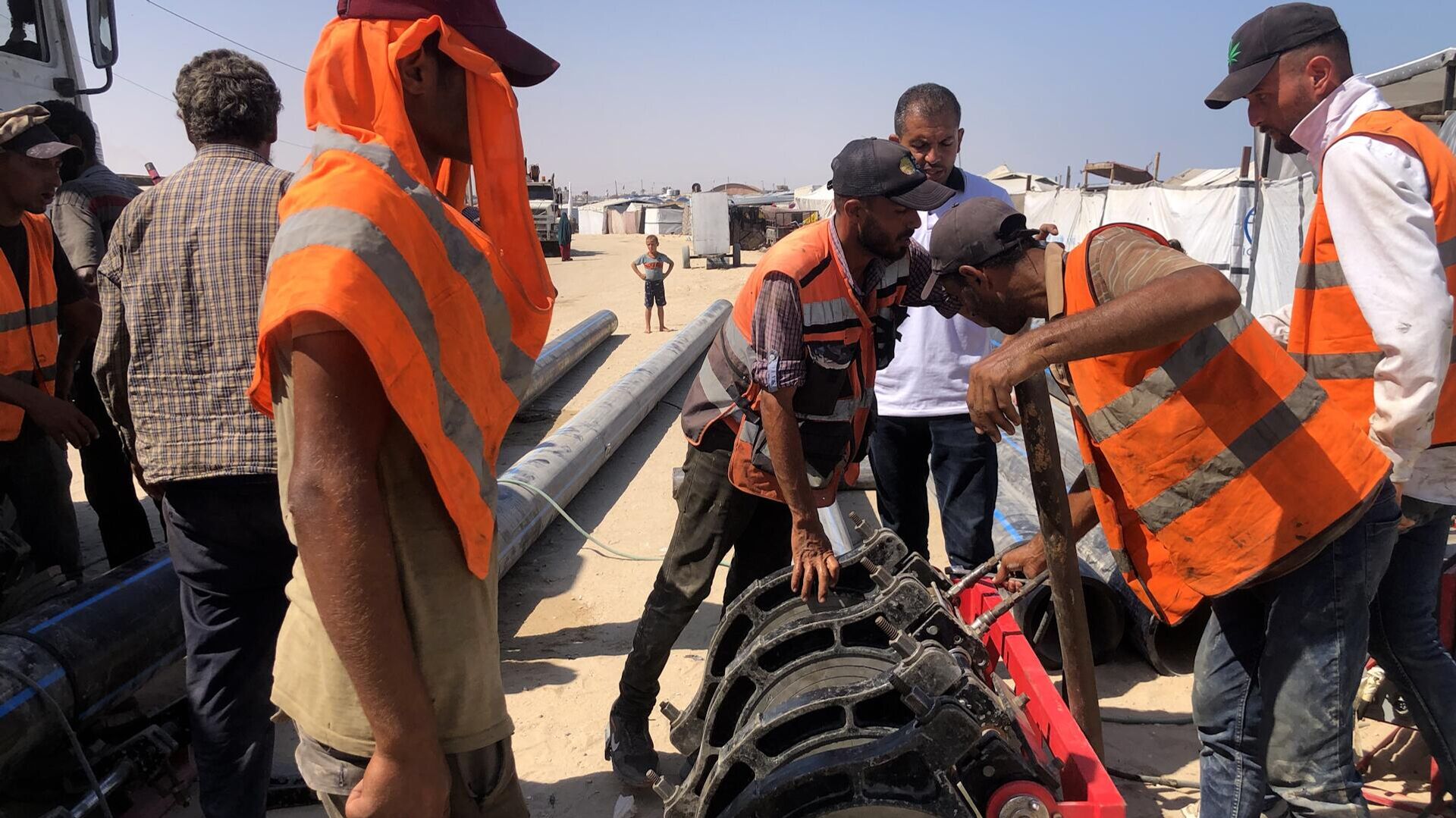 مشروع إمداد المياه المحلاة ينقذ 600 ألف نازح في قطاع غزة من العطش   - سبوتنيك عربي, 1920, 25.08.2025