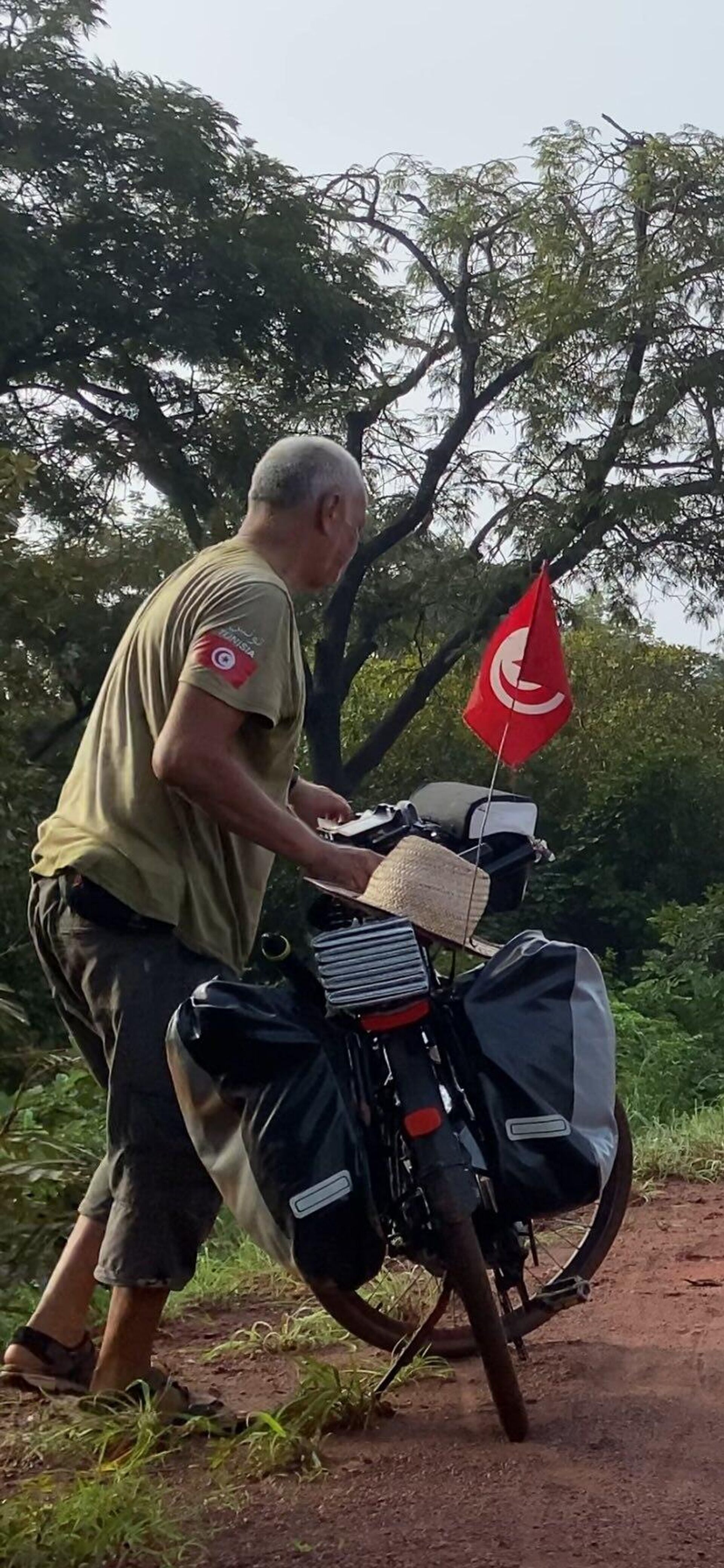 بعد تقاعده...تونسي يسافر في رحلة حول العالم على متن دراجته الهوائية بعد تقاعده...تونسي يسافر في رحلة حول العالم على متن دراجته الهوائية - سبوتنيك عربي, 1920, 26.08.2025