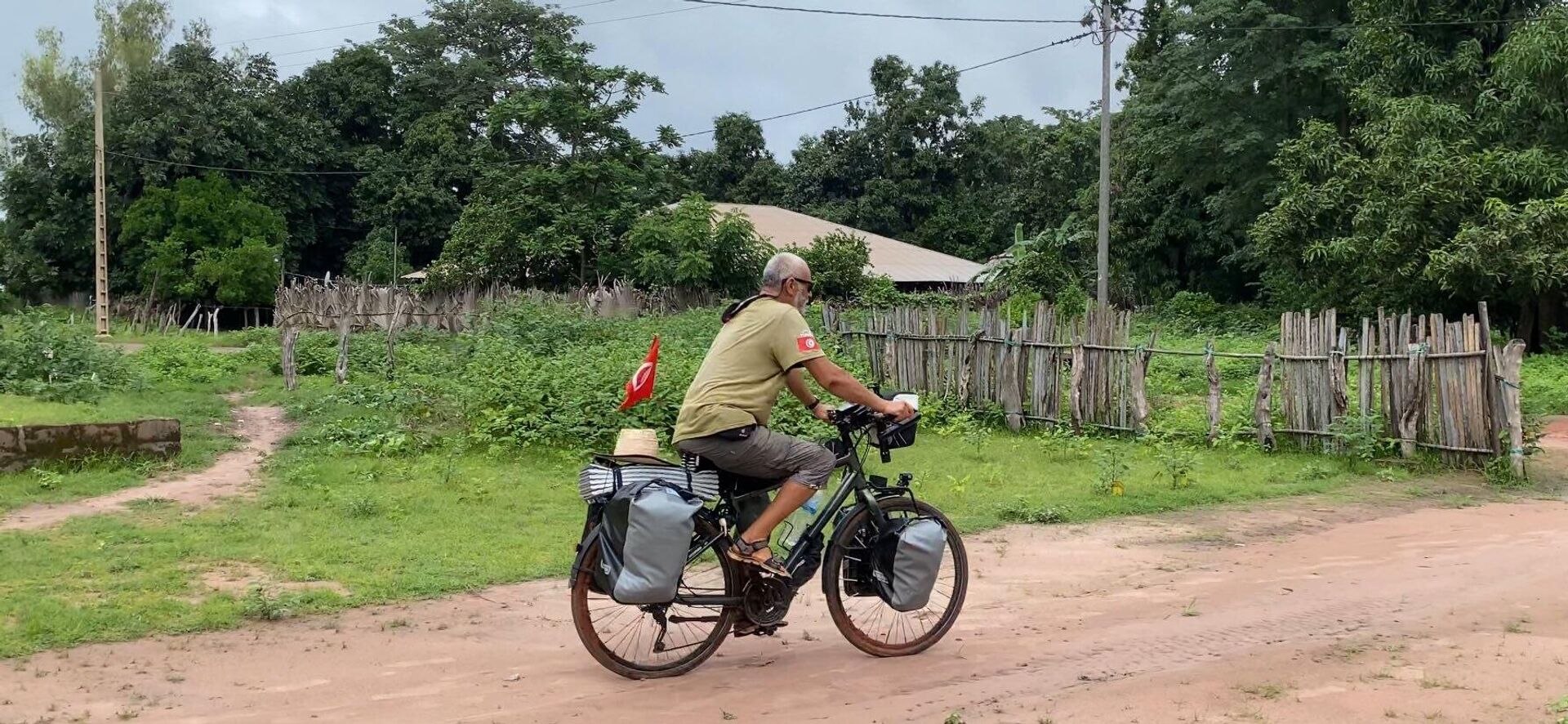 بعد تقاعده...تونسي يسافر في رحلة حول العالم على متن دراجته الهوائية بعد تقاعده...تونسي يسافر في رحلة حول العالم على متن دراجته الهوائية - سبوتنيك عربي, 1920, 26.08.2025
