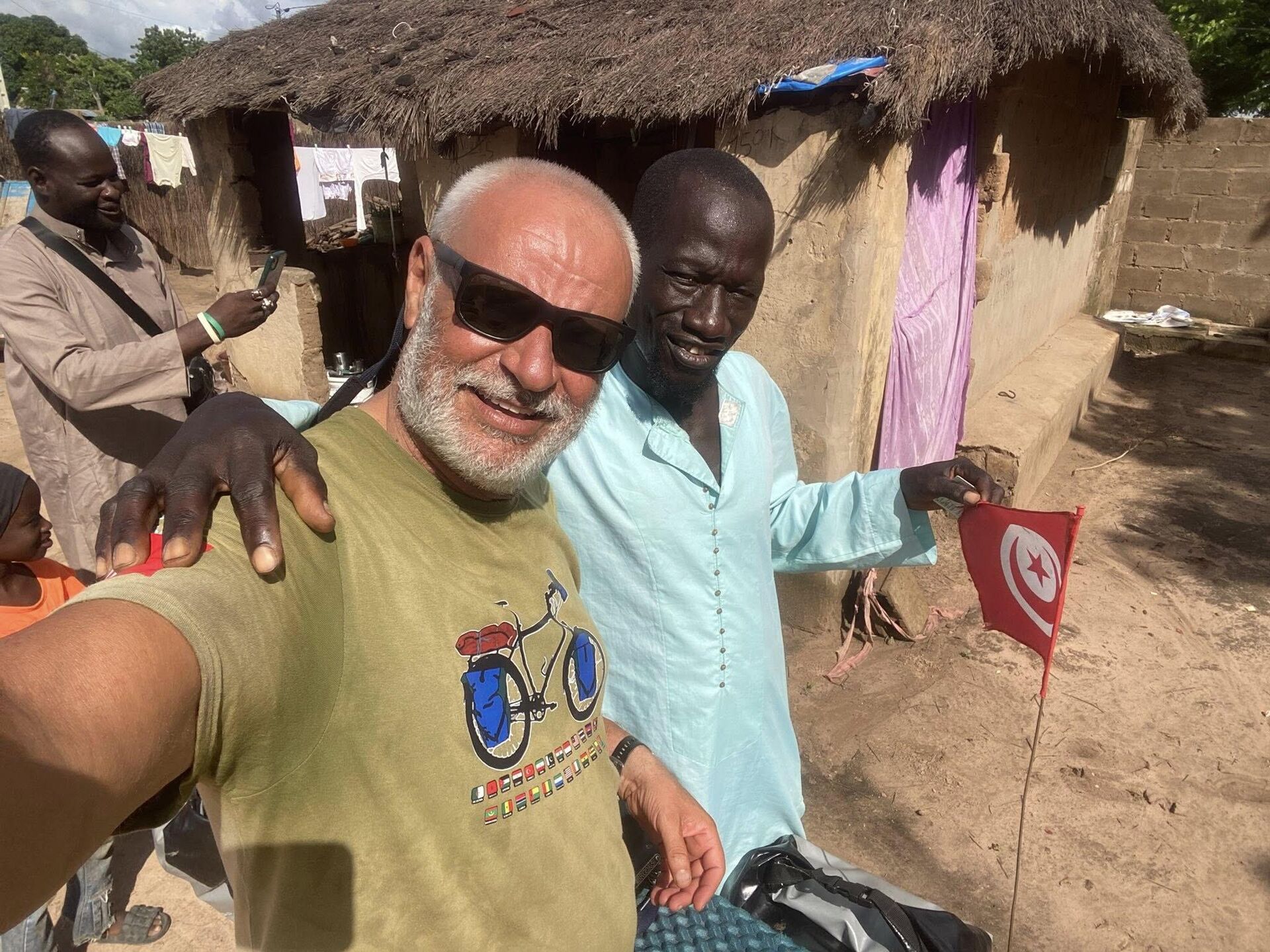 بعد تقاعده...تونسي يسافر في رحلة حول العالم على متن دراجته الهوائية بعد تقاعده...تونسي يسافر في رحلة حول العالم على متن دراجته الهوائية - سبوتنيك عربي, 1920, 26.08.2025