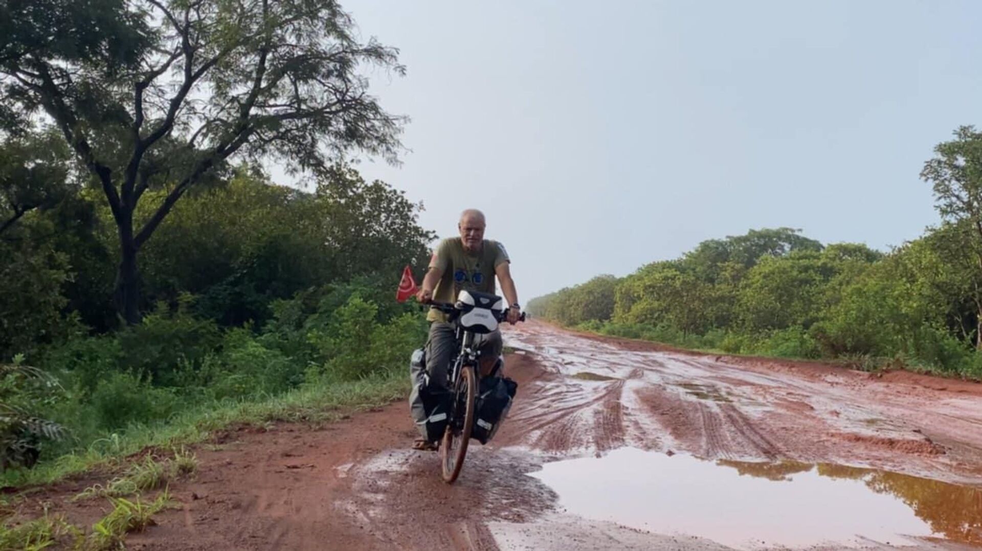 بعد تقاعده...تونسي يسافر في رحلة حول العالم على متن دراجته الهوائية بعد تقاعده...تونسي يسافر في رحلة حول العالم على متن دراجته الهوائية - سبوتنيك عربي, 1920, 26.08.2025