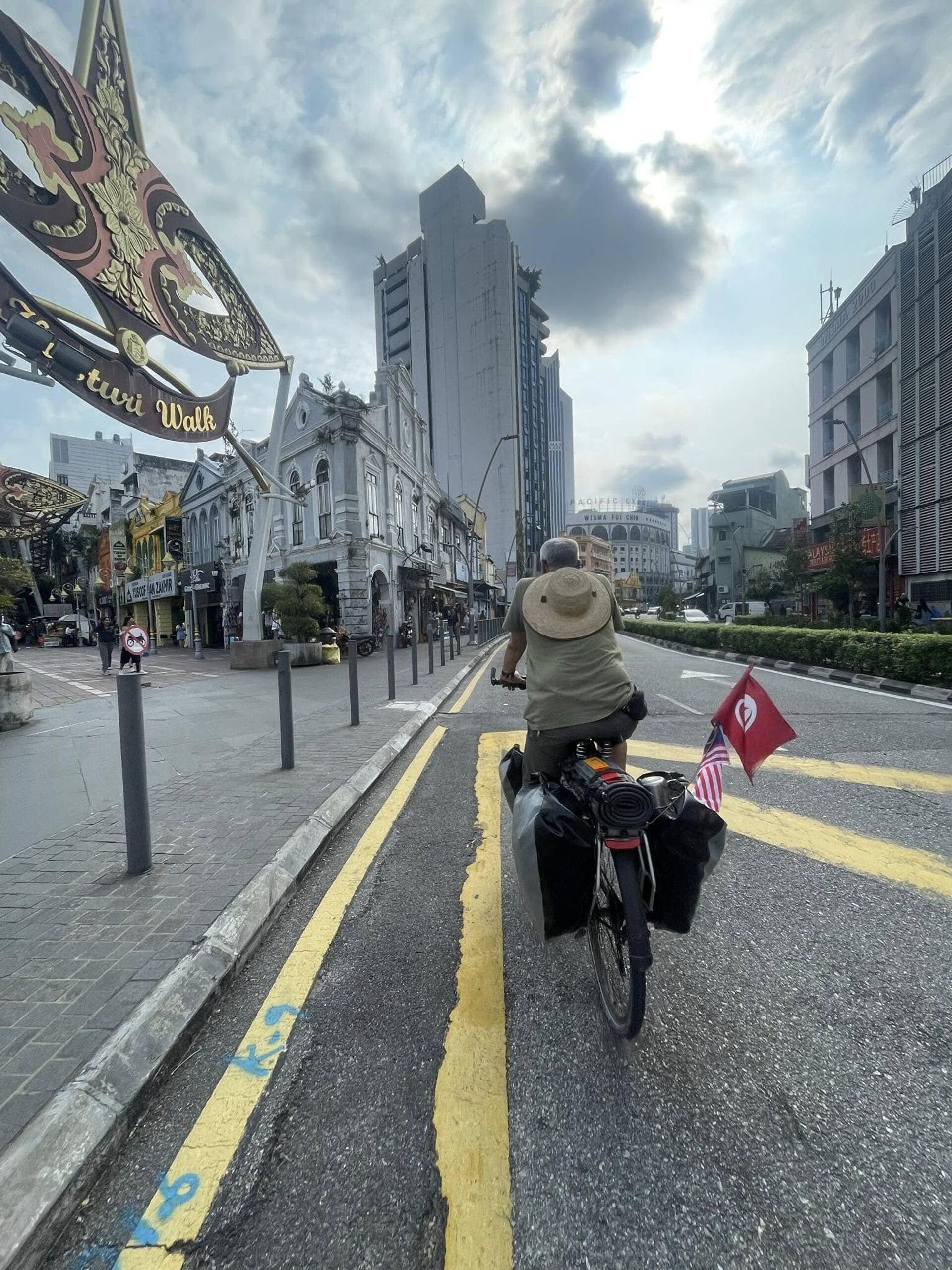 بعد تقاعده...تونسي يسافر في رحلة حول العالم على متن دراجته الهوائية بعد تقاعده...تونسي يسافر في رحلة حول العالم على متن دراجته الهوائية - سبوتنيك عربي, 1920, 26.08.2025