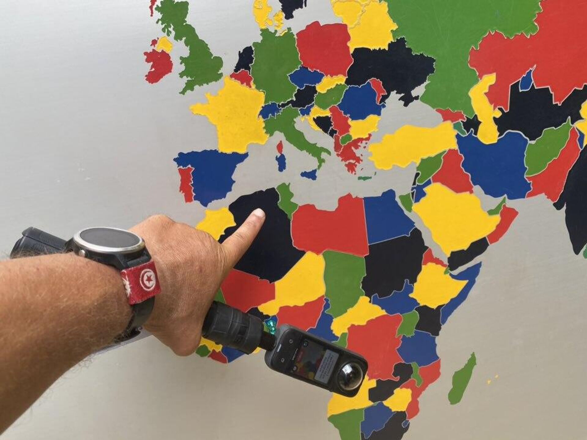 بعد تقاعده...تونسي يسافر في رحلة حول العالم على متن دراجته الهوائية بعد تقاعده...تونسي يسافر في رحلة حول العالم على متن دراجته الهوائية - سبوتنيك عربي, 1920, 26.08.2025