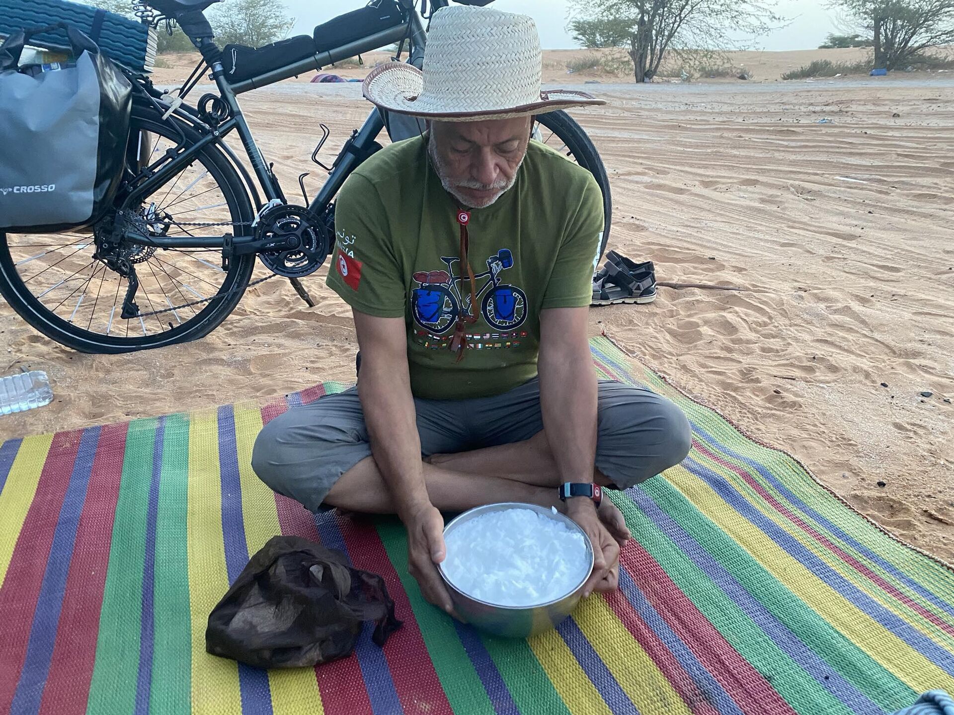 بعد تقاعده...تونسي يسافر في رحلة حول العالم على متن دراجته الهوائية بعد تقاعده...تونسي يسافر في رحلة حول العالم على متن دراجته الهوائية - سبوتنيك عربي, 1920, 26.08.2025