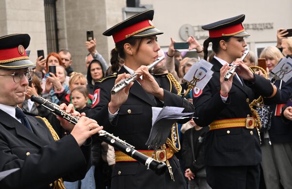 الفرقة الموسيقية العسكرية لجمهورية صرب البوسنة خلال مسيرة المشاركين في المهرجان الدولي للموسيقى العسكرية "برج سباسكايا" في حديقة "فدينخا" في موسكو. - سبوتنيك عربي