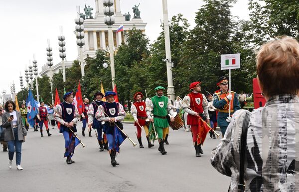 فرقة حاملي الأعلام التاريخيين من مدينة كوري (إيطاليا) خلال موكب المشاركين في المهرجان الدولي للموسيقى العسكرية "برج سباسكايا" في حديقة "فدينخا" في موسكو. - سبوتنيك عربي