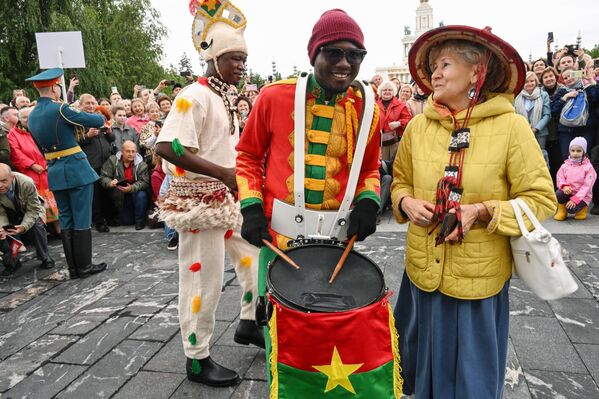 الفرقة الموسيقية الرئاسية لبوركينا فاسو خلال موكب المشاركين في المهرجان الدولي للموسيقى العسكرية "برج سباسكايا" في حديقة "فدينخا" في موسكو. - سبوتنيك عربي