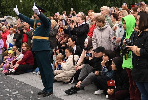 الجمهور يستمع إلى أداء أوركسترا مكتب قيادة القوات المركزية للحرس الوطني الروسي (روسغفارديا) خلال مسيرة المشاركين في المهرجان الدولي للموسيقى العسكرية "برج سباسكايا"في حديقة "فدينخا" في موسكو. - سبوتنيك عربي