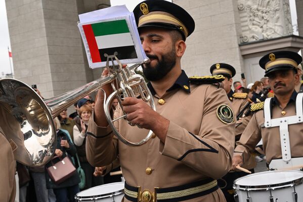 فرقة أوركسترا أكاديمية شرطة الشارقة (الإمارات العربية المتحدة) خلال موكب المشاركين في المهرجان الدولي للموسيقى العسكرية "برج سباسكايا" في حديقة "فدينخا" في موسكو. - سبوتنيك عربي