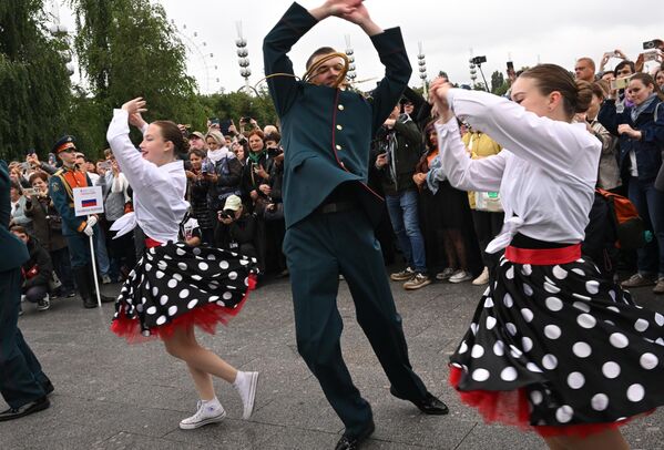 الفرقة العسكرية لجيش الدفاع الجوي والدفاع الصاروخي الأول (المهام الخاصة) التابع للقوات الجوية الفضائية الروسية خلال مسيرة المشاركين في المهرجان الدولي للموسيقى العسكرية "برج سباسكايا"في حديقة "فدينخا" في موسكو. - سبوتنيك عربي