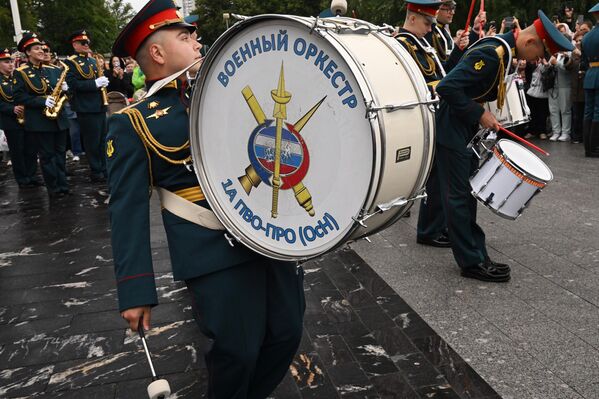 الفرقة العسكرية لجيش الدفاع الجوي والدفاع الصاروخي الأول (المهام الخاصة) التابعة للقوات الجوية الفضائية الروسية خلال مسيرة المشاركين في المهرجان الدولي للموسيقى العسكرية "برج سباسكايا" في حديقة "فدينخا" في موسكو. - سبوتنيك عربي