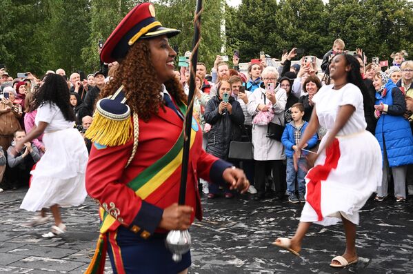 المشاهدون يتابعون أداء الراقصات المرافقات لفرقة الموسيقى العسكرية التابعة لقوات الدفاع الوطني الإثيوبية خلال موكب المشاركين في المهرجان الدولي للموسيقى العسكرية "برج سباسكايا" في حديقة "فدينخا" في موسكو. - سبوتنيك عربي