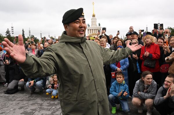 مغني فرقة الأغاني والرقص الأكاديمية للقوات المسلحة المنغولية خلال موكب المشاركين في المهرجان الدولي للموسيقى العسكرية "برج سباسكايا"في حديقة "فدينخا" في موسكو. - سبوتنيك عربي