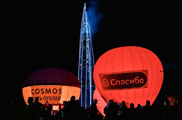 تشارك فرق مناطيد الهواء الساخن في عرض ضوئي تضيء فيه مناطيد الهواء الساخن سماء المساء في مهرجان &quot;احلم! حلق!&quot;، وذلك بمناسبة الذكرى السنوية الـ 300 لتأسيس حديقة سانت بطرسبرغ. - سبوتنيك عربي