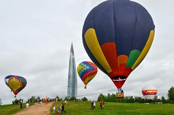 انطلاق المناطيد في مهرجان &quot;احلم! حلق!&quot; للمناطيد الهوائية في الذكرى السنوية الـ300 لتأسيس حديقة سانت بطرسبرغ. - سبوتنيك عربي