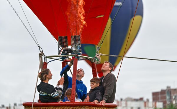 انطلاق منطاد في مهرجان &quot;احلم! حلق!&quot; للمناطيد الهوائية الساخنة في الذكرى السنوية الـ300 لتأسيس حديقة سانت بطرسبرغ. - سبوتنيك عربي