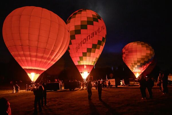 تشارك فرق مناطيد الهواء الساخن في عرض ضوئي تضيء فيه مناطيد الهواء الساخن سماء المساء في مهرجان &quot;احلم! حلق!&quot;، وذلك بمناسبة الذكرى السنوية الـ 300 لتأسيس حديقة سانت بطرسبرغ. - سبوتنيك عربي