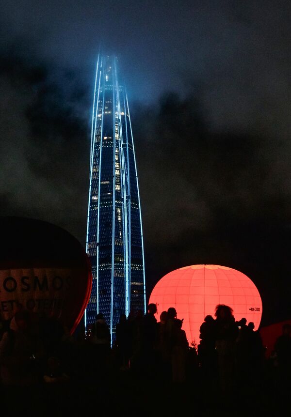 تشارك فرق مناطيد الهواء الساخن في عرض ضوئي تضيء فيه مناطيد الهواء الساخن سماء غروب الشمس في مهرجان &quot;احلم! حلق!&quot; في الذكرى السنوية الـ 300 لتأسيس حديقة سانت بطرسبرغ. - سبوتنيك عربي