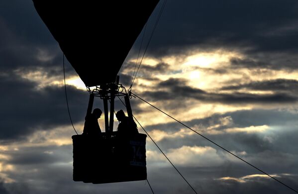 المشاركون في مسابقة مهرجان &quot;احلم! حلق!&quot; للمناطيد الهوائية في الذكرى الـ 300 لتأسيس حديقة سانت بطرسبرغ. - سبوتنيك عربي