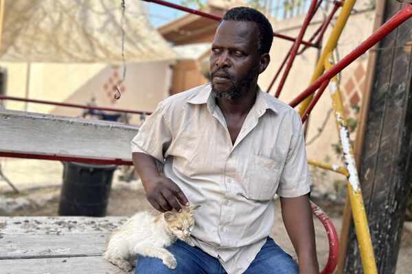 النازحون في قطاع غزة  يتقاسمون الطعام مع حيواناتهم - سبوتنيك عربي