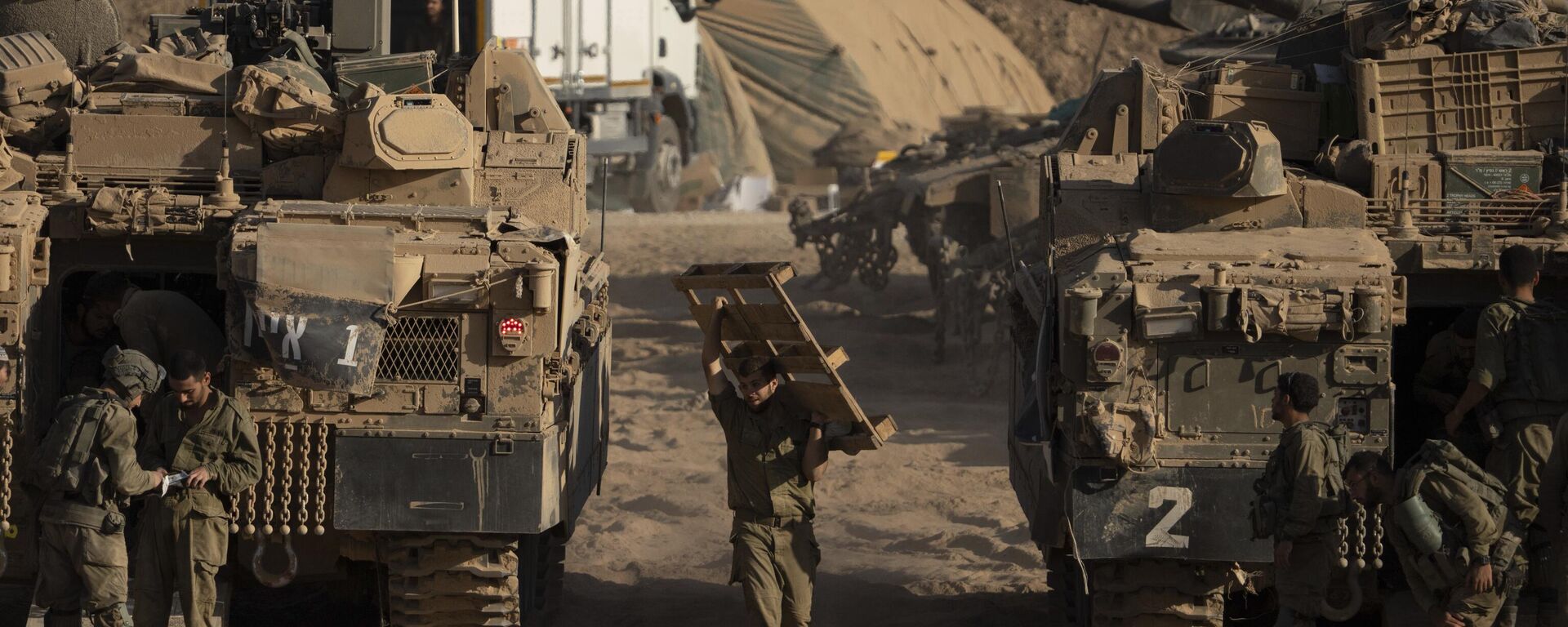 قوات الجيش الإسرائيلي على الحدود مع قطاع غزة - سبوتنيك عربي, 1920, 16.11.2025