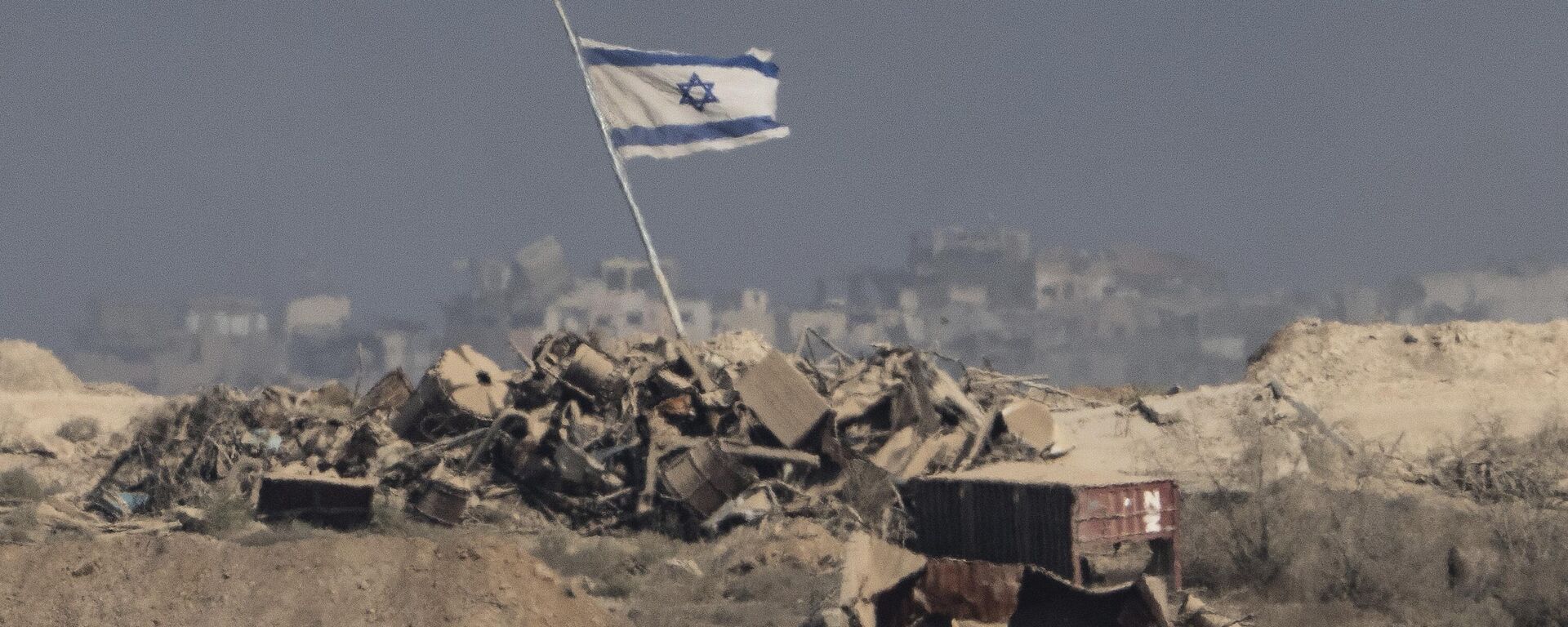علم إسرائيلي فوق المباني المدمرة في قطاع غزة - سبوتنيك عربي, 1920, 27.08.2025