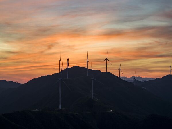 ضوء الصباح يضفي على سماء مزرعة الرياح في جبل دابانغ في ليلة صافية في الصين. - سبوتنيك عربي