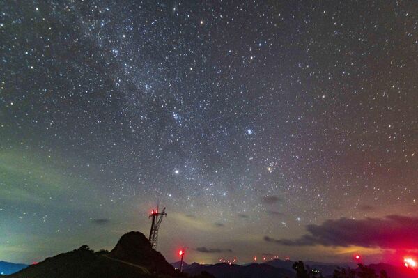 النجوم تتلألأ بينما يلوّن ضوء الصباح سماء مزرعة رياح جبل دابانغ في ليلة صافية في الصين. - سبوتنيك عربي