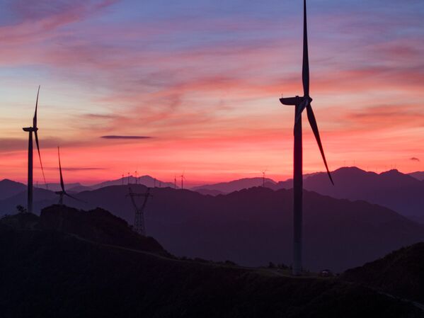 ضوء الصباح يضفي لمسة من الإشراق على سماء مزرعة رياح جبل دابانغ في ليلة صافية في الصين. - سبوتنيك عربي