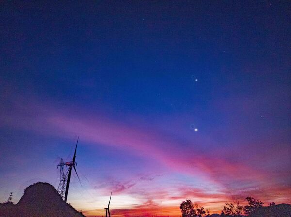 ضوء الصباح يضفي لمسة من الإشراق على سماء مزرعة رياح جبل دابانغ في ليلة صافية في الصين. - سبوتنيك عربي