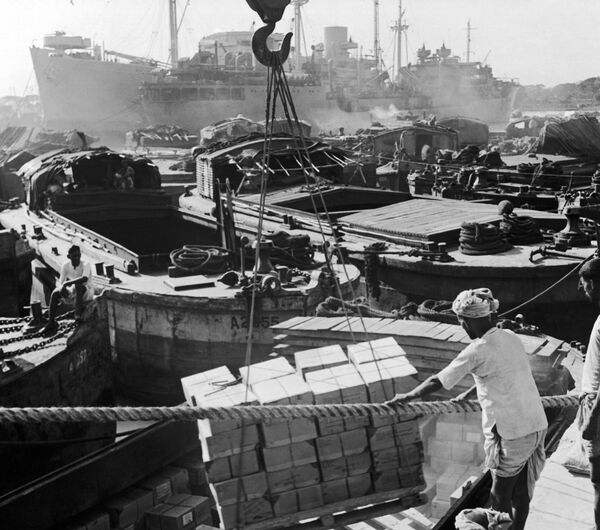 سفن الإمداد المتجهة إلى بورما والصين يتم تفريغها في ميناء كلكتا أثناء الحرب الصينية اليابانية - سبوتنيك عربي