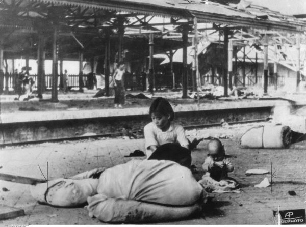 الحرب الصينية اليابانية الثانية 1937-1945 امرأة ورضيع على رصيف محطة قطار مدمرة - سبوتنيك عربي