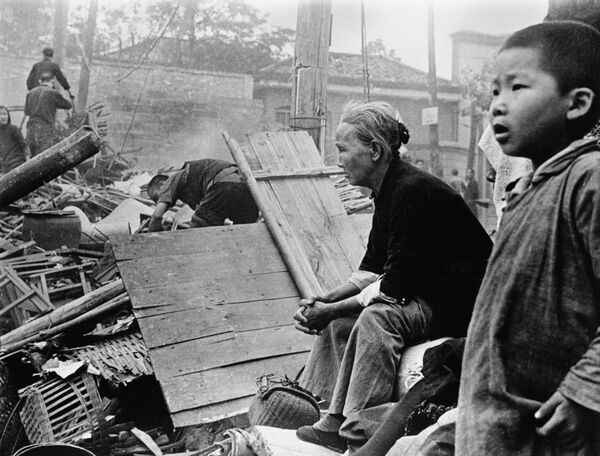 سكان بالقرب من المنازل المدمرة خلال الحرب الصينية اليابانية - سبوتنيك عربي