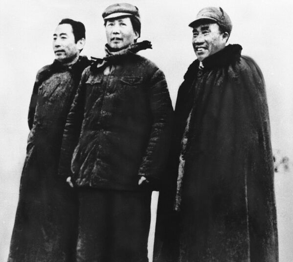 الرئيس ماو تسي تونغ في الوسط، خلال الحرب الصينية اليابانية في القاعدة العسكرية في ينان - سبوتنيك عربي