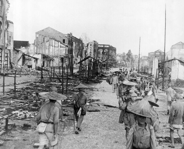 جنود صينيون في شوارع لويتشاو المحررة خلال الحرب الصينية اليابانية، بعد أن أحرقها اليابانيون المنسحبون من المدينة - سبوتنيك عربي