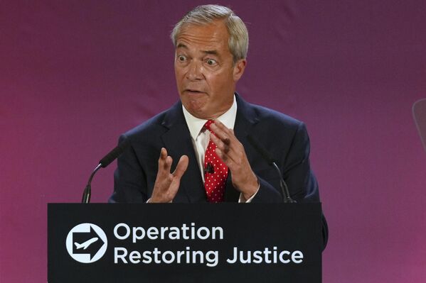 زعيم حزب الإصلاح البريطاني نايجل فاراج، يتحدث إلى الصحفيين، خلال مؤتمر صحفي، في حظيرة طائرات بمطار أكسفورد، في كيدلينجتون بإنجلترا - سبوتنيك عربي