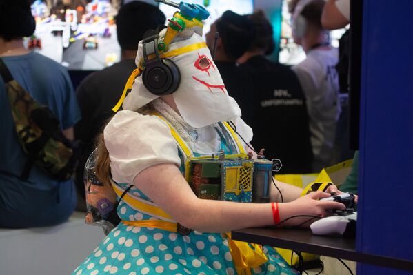 يلعب أحد اللاعبين لعبة فيديو في مركز كولونيا للمعارض التجارية في مدينة كولونيا بألمانيا - سبوتنيك عربي