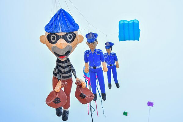 طائرات ورقية على شكل شخصيات من فيلم "دالتونز" تحلق في السماء خلال مهرجان كولومبو الدولي للطائرات الورقية في كولومبو، سريلانكا - سبوتنيك عربي