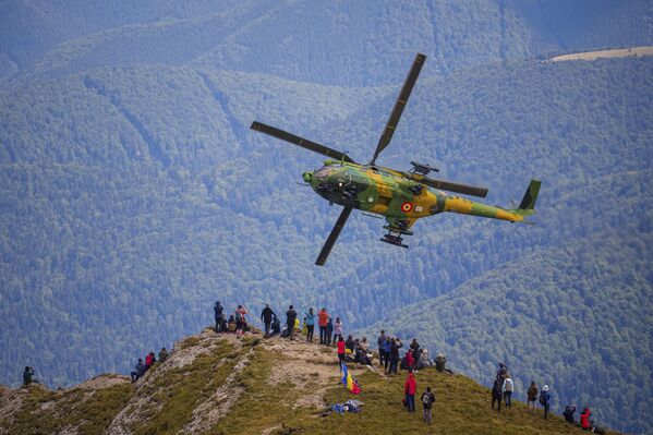هواة الطيران يراقبون عرضًا للطيران العسكري والبهلواني في رومانيا. - سبوتنيك عربي