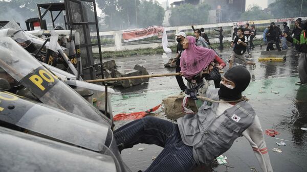 اشتباكات بين المتظاهرين وشرطة مكافحة الشغب خلال احتجاج على المخصصات السخية الممنوحة لأعضاء البرلمان، في جاكرتا في إندونيسيا - سبوتنيك عربي