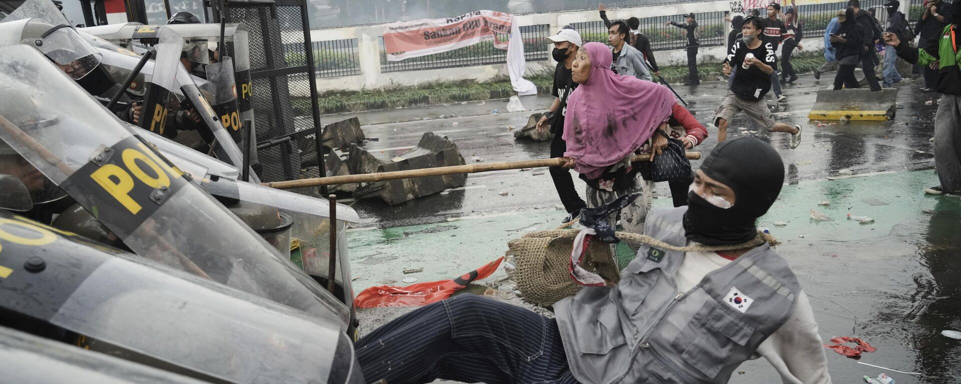 اشتباكات بين المتظاهرين وشرطة مكافحة الشغب خلال احتجاج على المخصصات السخية الممنوحة لأعضاء البرلمان، في جاكرتا في إندونيسيا - سبوتنيك عربي, 1920, 31.08.2025