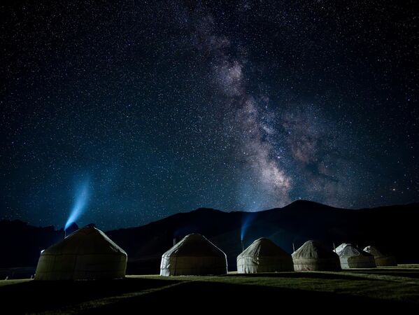 منظر لبحيرتي "كيل-سو" و"سون-كول"، وهما وجهتان مميزتان لعشاق مراقبة السماء بفضل ارتفاعاتهما الشاهقة، وانخفاض تلوثهما الضوئي، وطبيعتهما البكر، حيث يظهر درب التبانة بوضوح في نارين، المركز الإداري الإقليمي لمنطقة نارين في وسط قيرغيزستان - سبوتنيك عربي