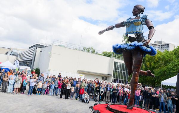 راقصة الباليه الآلية "لا دانسوز"، التي يبلغ ارتفاعها 6 أمتار، من فرقة أنتيغوا وبربودا المسرحية الإسبانية، ترقص في معرض "ماكر فير" للمخترعين والحرفيين في مركز مؤتمرات هانوفر. - سبوتنيك عربي