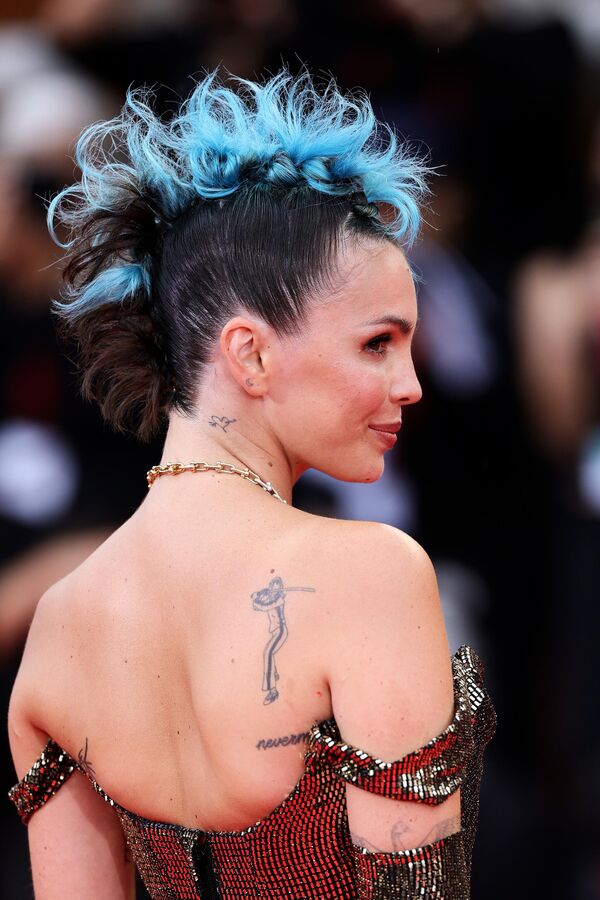  الإيطالية روز فيلان على السجادة الحمراء لفيلم &quot;لا غراتسيا&quot; خلال مهرجان البندقية السينمائي الدولي الثاني والثمانين. - سبوتنيك عربي