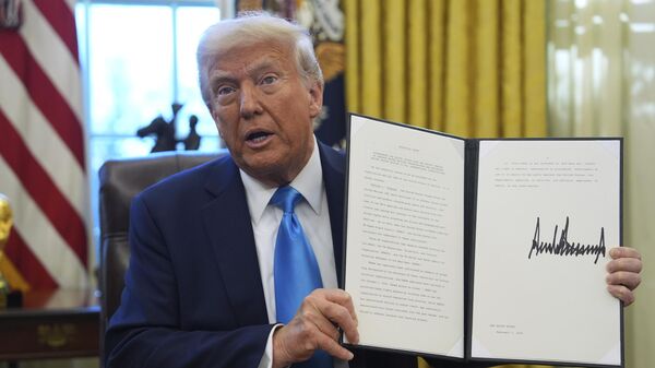 President Donald Trump holds an executive order regarding withdrawing from the United Nationals Human Rights Council in the Oval Office of the White House, Tuesday, Feb. 4, 2025, in Washington.  - سبوتنيك عربي