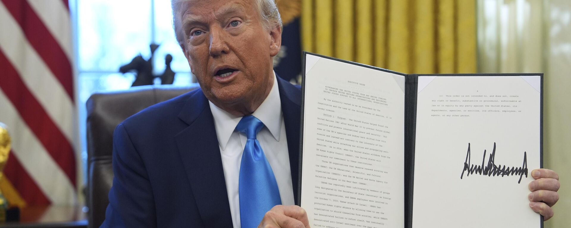 President Donald Trump holds an executive order regarding withdrawing from the United Nationals Human Rights Council in the Oval Office of the White House, Tuesday, Feb. 4, 2025, in Washington.  - سبوتنيك عربي, 1920, 30.08.2025