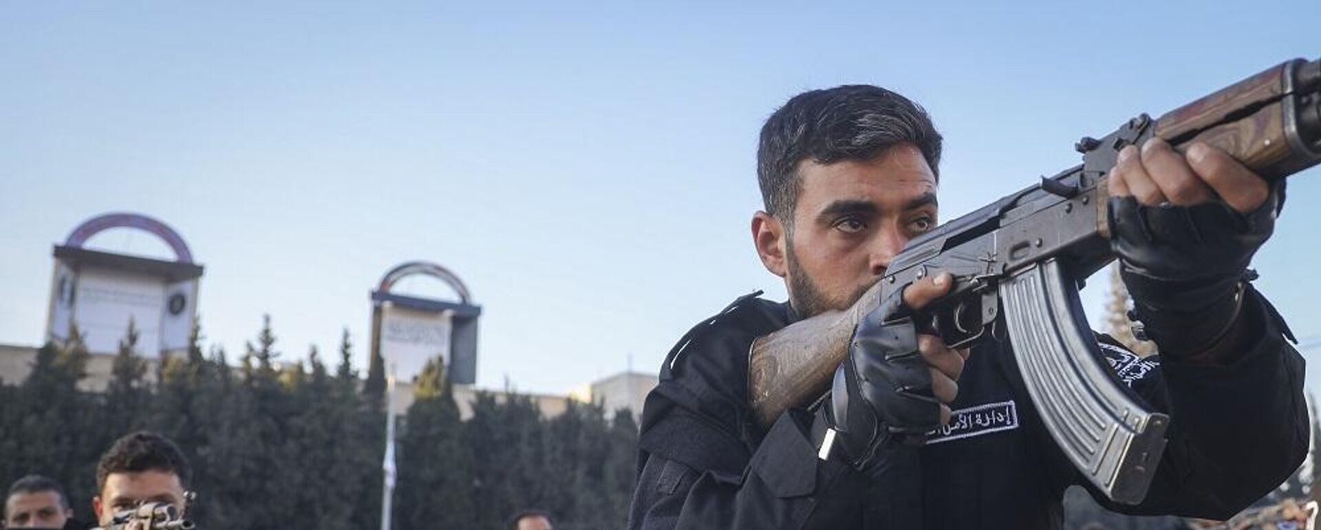 مجندون في قوة الشرطة التابعة للحكومة السورية الجديدة يحملون أسلحتهم في وضع إطلاق النار، خلال جلسة تدريب وتخرج في كلية الشرطة في دمشق، سوريا، 14 يناير/ كانون الثاني 2025 - سبوتنيك عربي, 1920, 11.09.2025