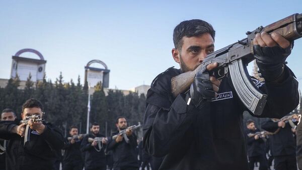 مجندون في قوة الشرطة التابعة للحكومة السورية الجديدة يحملون أسلحتهم في وضع إطلاق النار، خلال جلسة تدريب وتخرج في كلية الشرطة في دمشق، سوريا، 14 يناير/ كانون الثاني 2025 - سبوتنيك عربي