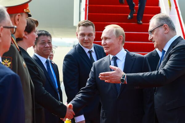 وصول الرئيس الروسي فلاديمير بوتين إلى مطار بينهاي في تيانجين بالصين للمشاركة في قمة منظمة شنغهاي للتعاون - سبوتنيك عربي