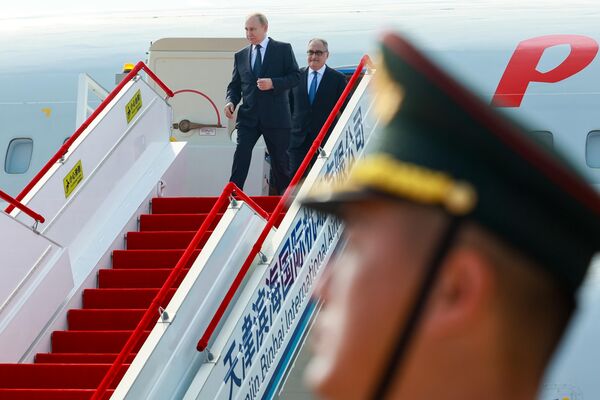 وصول الرئيس الروسي فلاديمير بوتين إلى مطار بينهاي في تيانجين بالصين للمشاركة في قمة منظمة شنغهاي للتعاون - سبوتنيك عربي